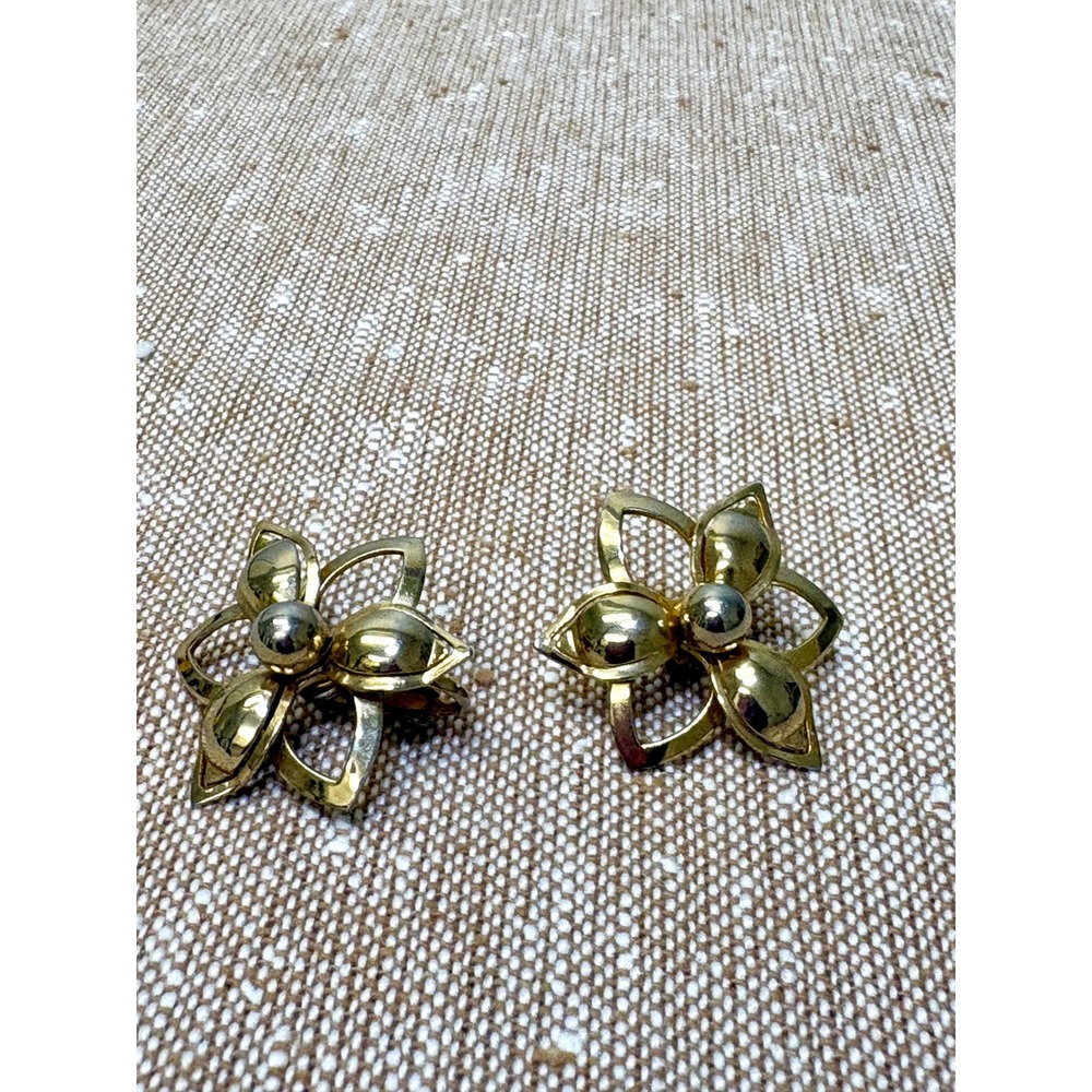 Vintage Sarah Coventry MCM Gold Tone Flower Clip On Earrings Mid Century Modern